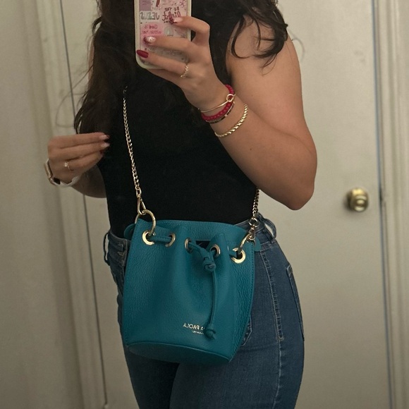 Elegant and Sophisticated Design. Cream material and match with everything. - Picture 2 of 5